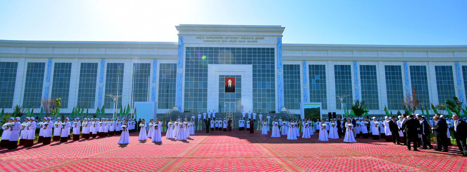 DÖWLET BAŞTUTANYMYZ ARKADAG ŞÄHERINIŇ BILIM EDARALARYNYŇ AÇYLYŞ DABARALARYNA GATNAŞDY